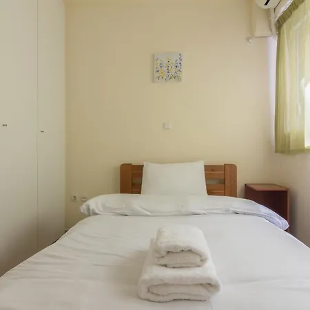 Apartment & Modern 2 Bedroom For 5 Ppl *